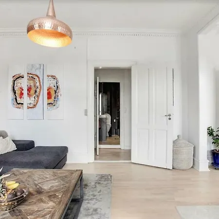 Spacious And Stylish By The Lakes Apartamento