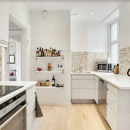Spacious And Stylish By The Lakes Apartment